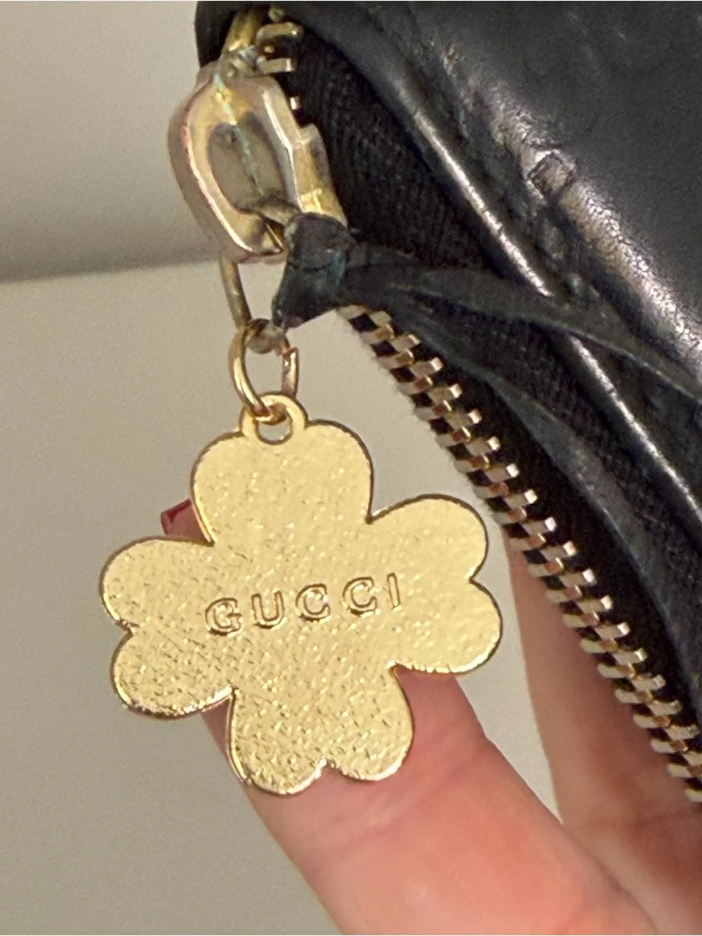 Gucci Black Leather Zip Wallet with an added zipperpull Gold Floral Gucci Charm - Picture 3 of 12